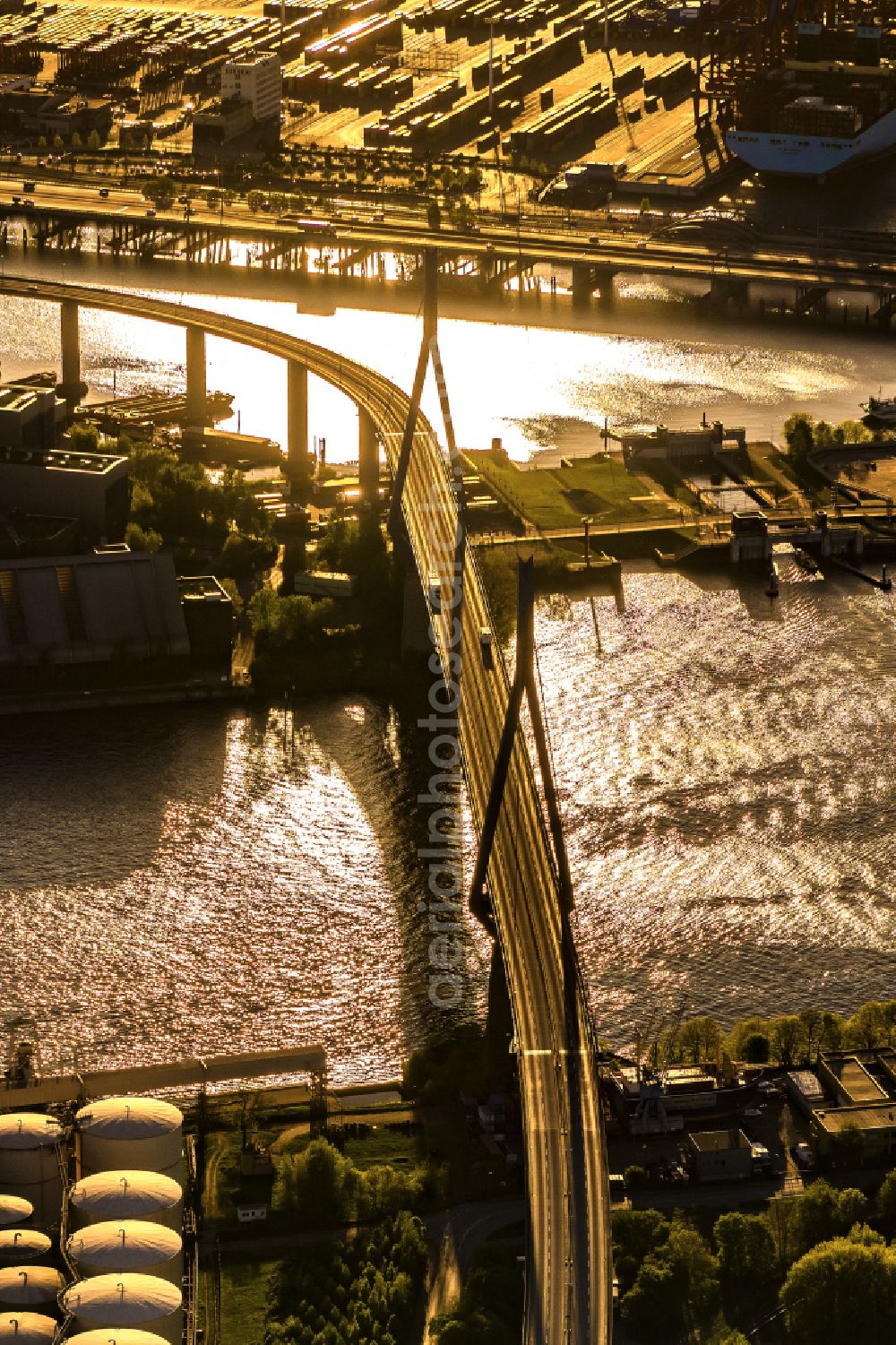 Aerial image Hamburg - River - bridge construction Koehlbrandbruecke on Koehlbrandbrueckenlauf over the port Rugenberger Hafen in the district Steinwerder in Hamburg, Germany