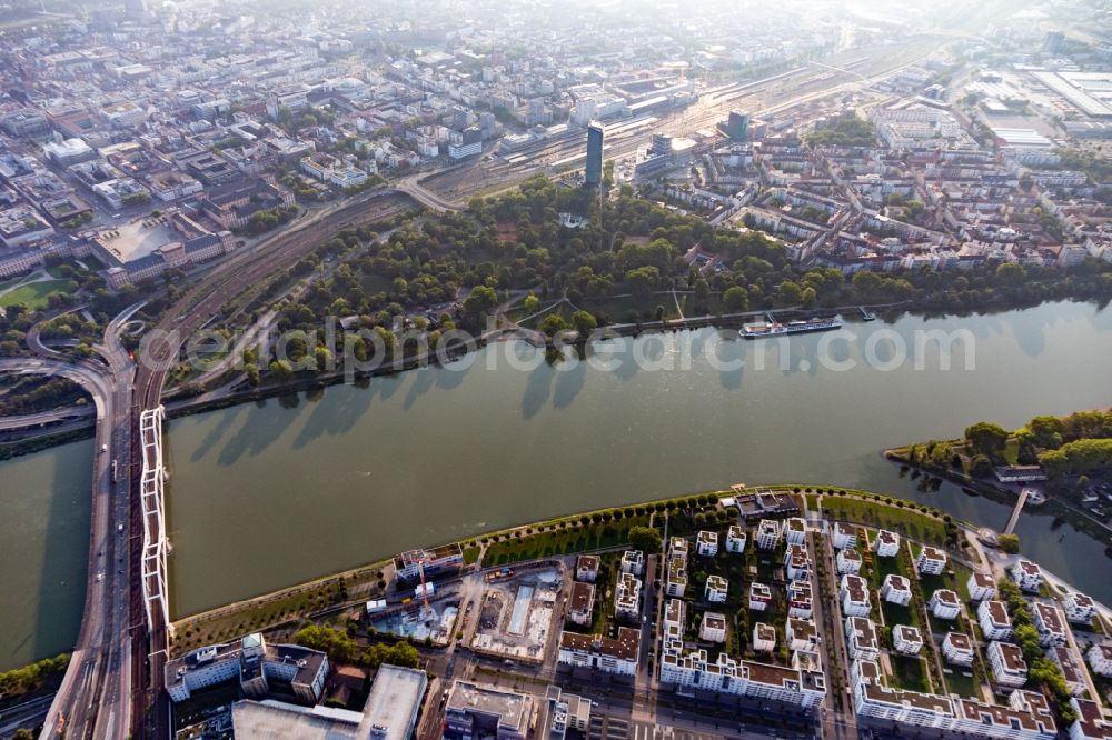 Aerial image Ludwigshafen am Rhein - River - bridge construction of the Konrad-Adenauer-bridge for railway and the B37 crossing the Rhine in Ludwigshafen am Rhein in the state Rhineland-Palatinate, Germany