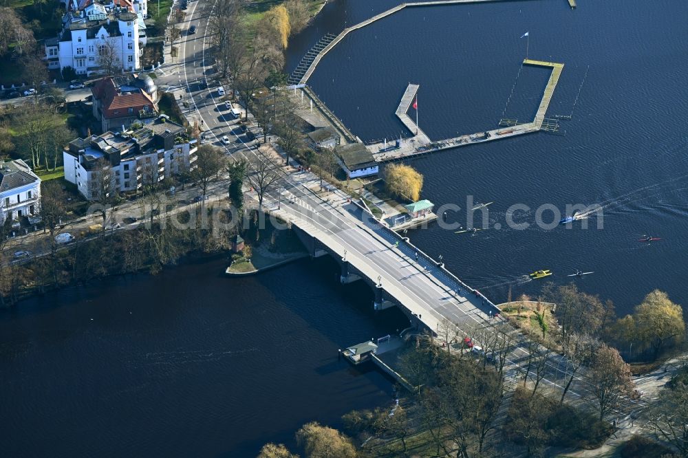 Aerial photograph Hamburg - River - bridge construction of Krugkoppelbruecke between Alster and Aussenalster in the district Winterhude in Hamburg, Germany