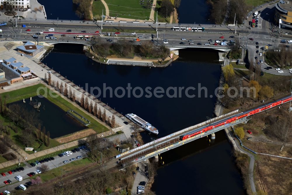 Aerial photograph Potsdam - River - bridge construction on Alte Fahrt - Havel in the district Innenstadt in Potsdam in the state Brandenburg