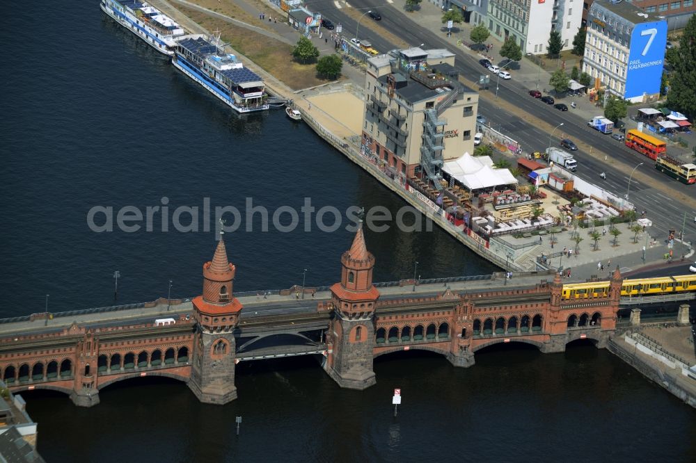 Berlin from the bird's eye view: River - bridge structure Oberbaumbruecke over the banks of the Spree between Kreuzberg and Friedrichshain in Berlin