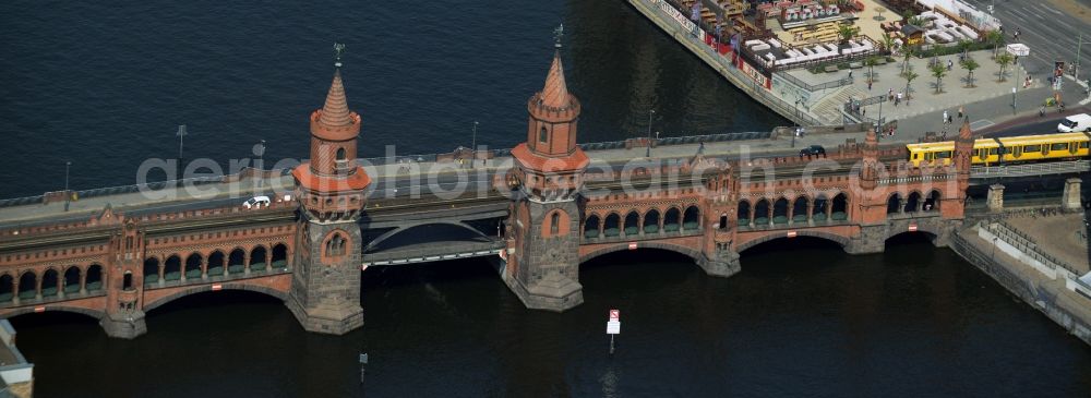 Aerial image Berlin - River - bridge structure Oberbaumbruecke over the banks of the Spree between Kreuzberg and Friedrichshain in Berlin