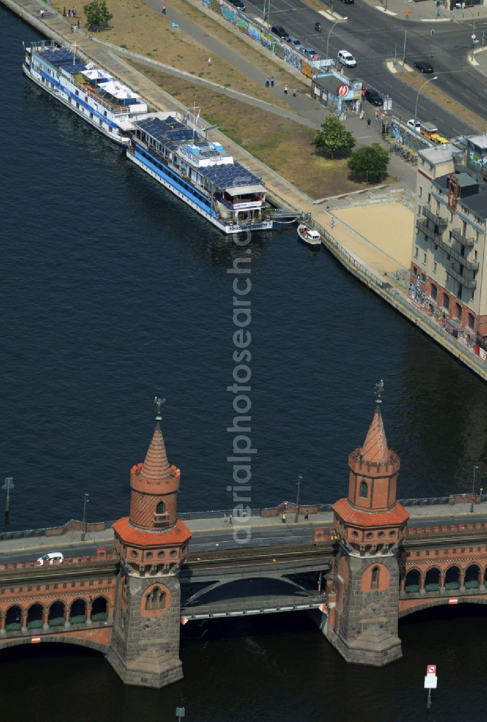 Aerial photograph Berlin - River - bridge structure Oberbaumbruecke over the banks of the Spree between Kreuzberg and Friedrichshain in Berlin