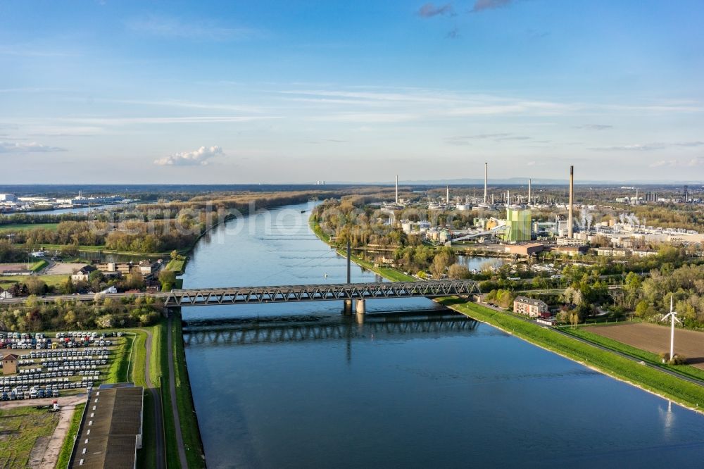 Aerial photograph Karlsruhe - River - bridge construction on the banks of the Rhine in Karlsruhe in the state Baden-Wuerttemberg