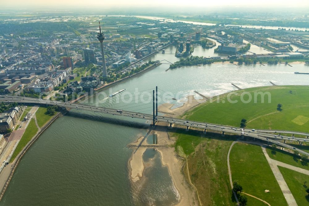 Aerial photograph Düsseldorf - River - bridge construction Rheinkniebruecke in the district Carlstadt in Duesseldorf in the state North Rhine-Westphalia, Germany