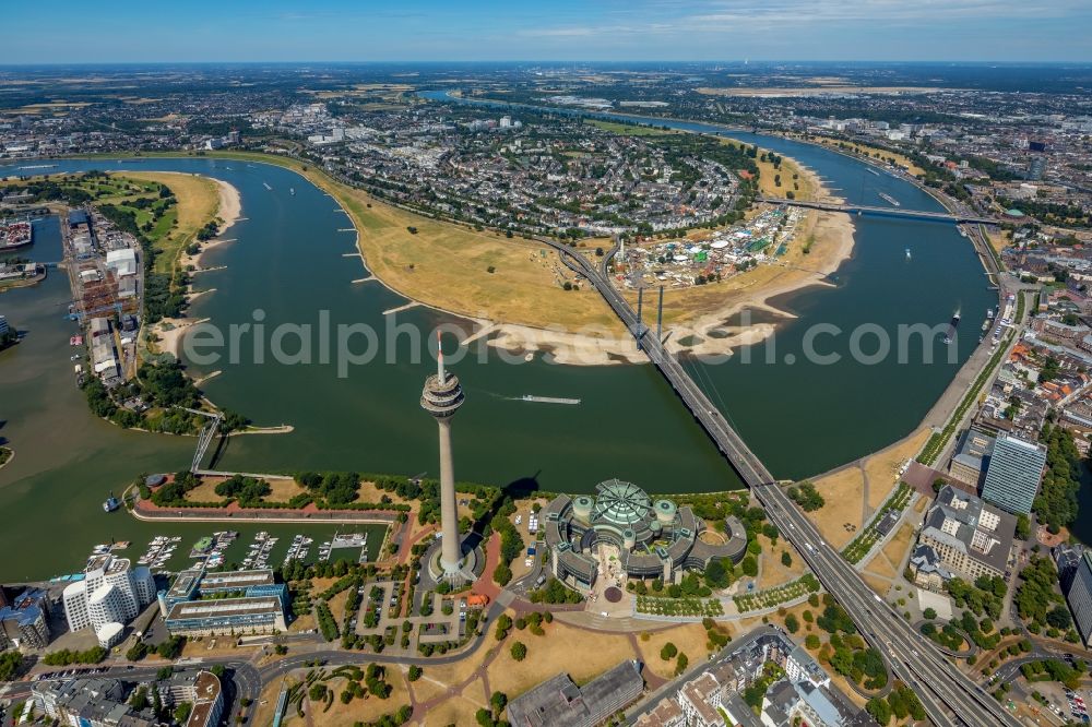 Düsseldorf from the bird's eye view: River - bridge construction Rheinkniebruecke in the district Carlstadt in Duesseldorf in the state North Rhine-Westphalia, Germany