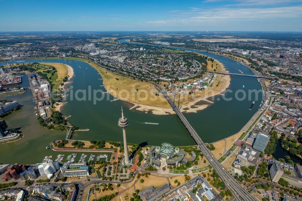 Aerial image Düsseldorf - River - bridge construction Rheinkniebruecke in the district Carlstadt in Duesseldorf in the state North Rhine-Westphalia, Germany