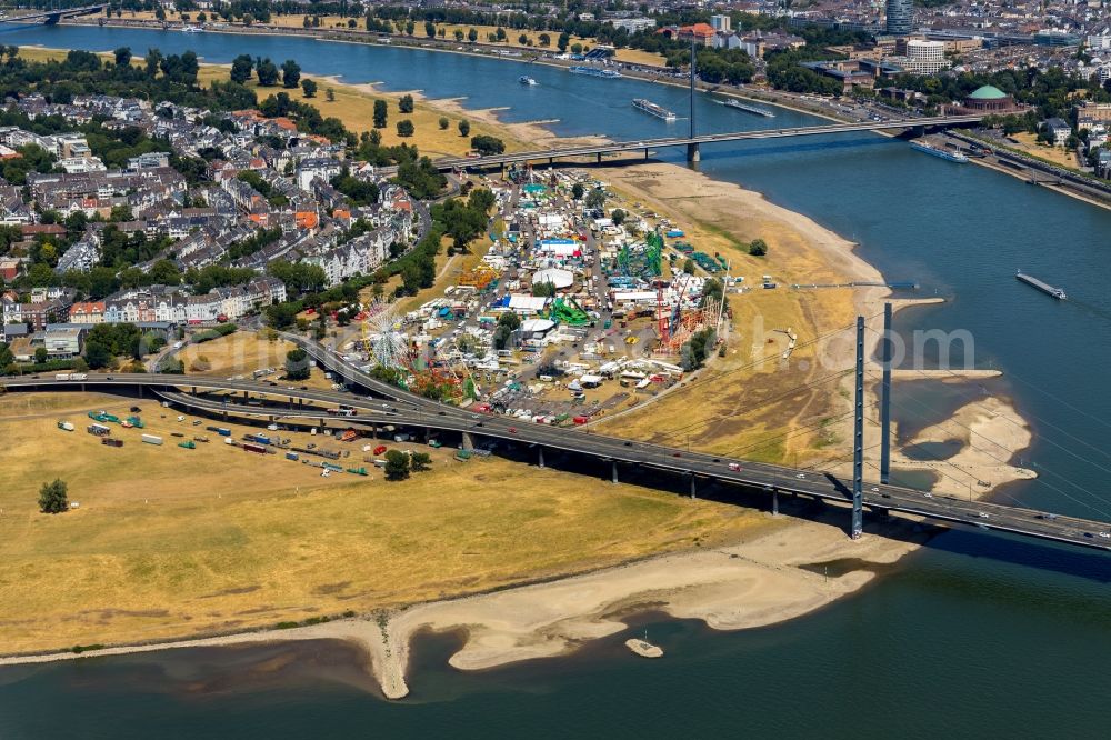 Aerial photograph Düsseldorf - River - bridge construction Rheinkniebruecke in the district Carlstadt in Duesseldorf in the state North Rhine-Westphalia, Germany