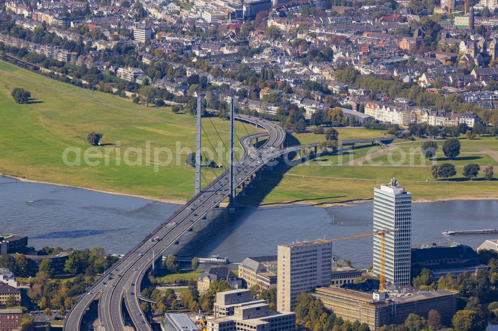 Aerial image Düsseldorf - River - bridge construction Rheinkniebruecke in the district Carlstadt in Duesseldorf at Ruhrgebiet in the state North Rhine-Westphalia, Germany