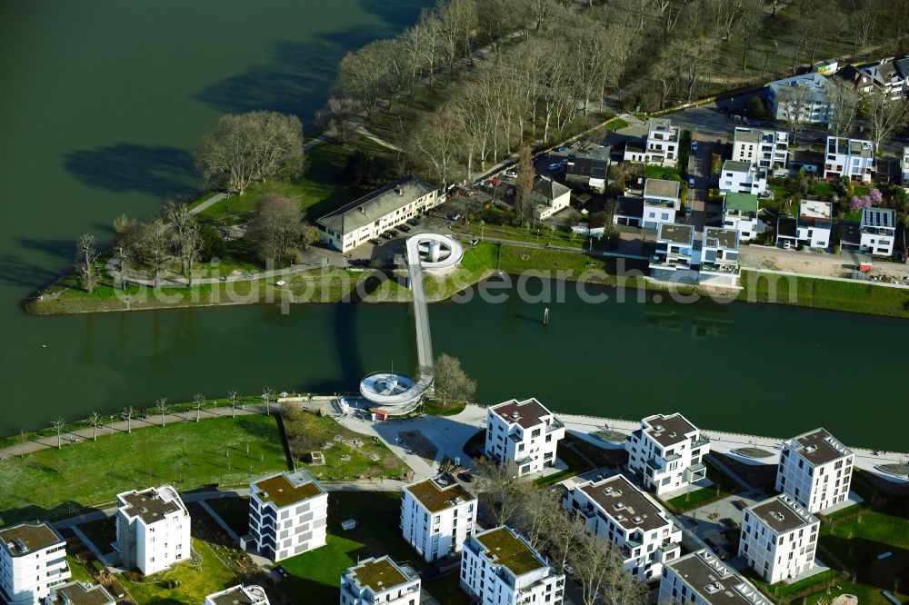 Ludwigshafen am Rhein from the bird's eye view: River - bridge construction of Schneckenudelbrick between Rheinschanzenpromenade and Parkstrasse in the district Lindenhof in Ludwigshafen am Rhein in the state Rhineland-Palatinate, Germany