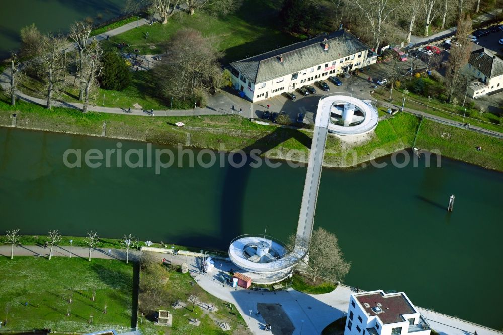 Aerial image Ludwigshafen am Rhein - River - bridge construction of Schneckenudelbrick between Rheinschanzenpromenade and Parkstrasse in the district Lindenhof in Ludwigshafen am Rhein in the state Rhineland-Palatinate, Germany