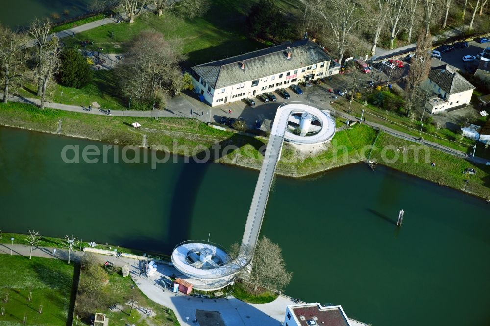 Aerial photograph Ludwigshafen am Rhein - River - bridge construction of Schneckenudelbrick between Rheinschanzenpromenade and Parkstrasse in the district Lindenhof in Ludwigshafen am Rhein in the state Rhineland-Palatinate, Germany