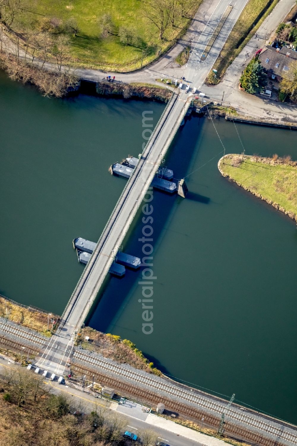 Aerial photograph Hattingen - River - bridge construction about the Ruhr in Hattingen in the state North Rhine-Westphalia, Germany