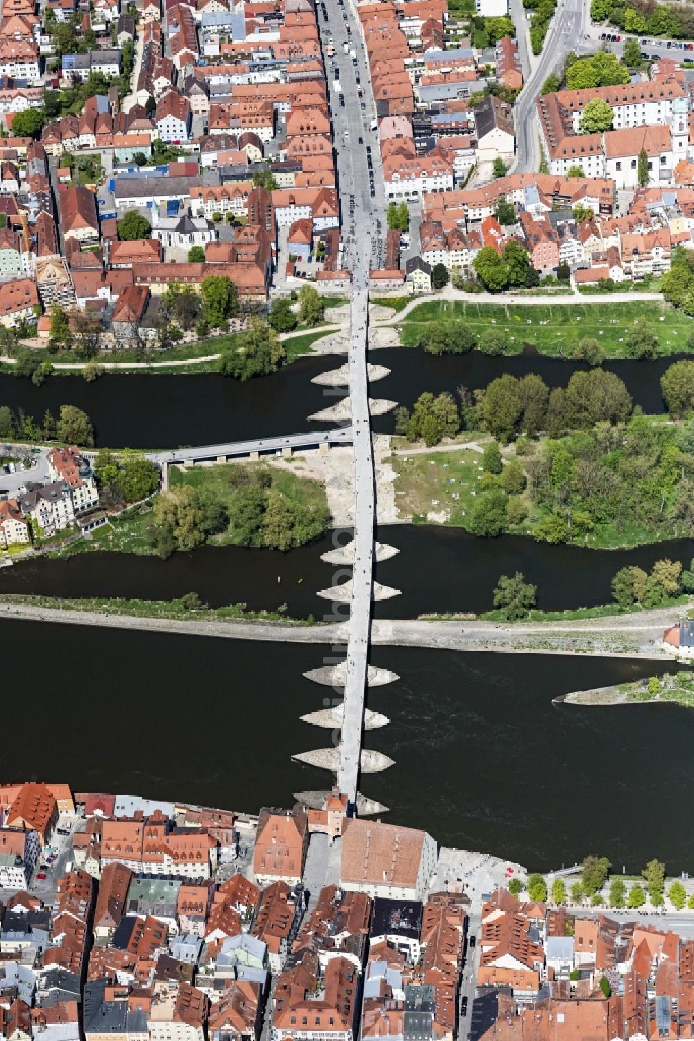 Regensburg from the bird's eye view: River - bridge construction Steinerne Bruecke on danube river in the district Innenstadt in Regensburg in the state Bavaria, Germany