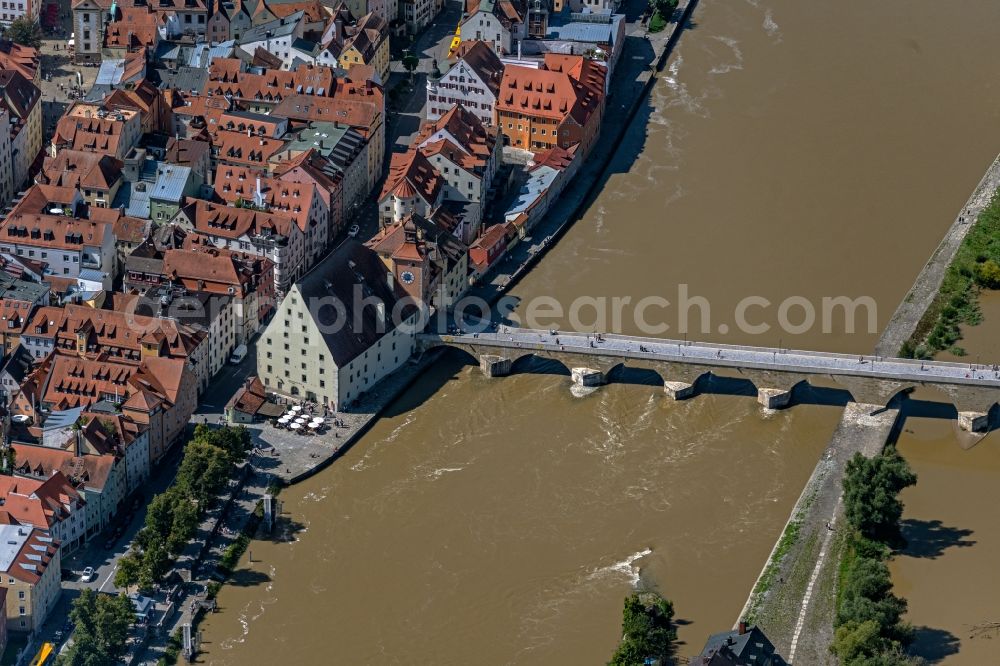 Regensburg from the bird's eye view: River - bridge construction Steinerne Bruecke on danube river in the district Innenstadt in Regensburg in the state Bavaria, Germany