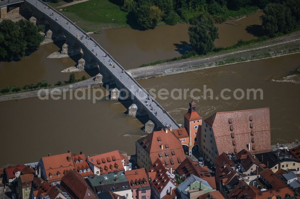 Aerial photograph Regensburg - River - bridge construction Steinerne Bruecke on danube river in the district Innenstadt in Regensburg in the state Bavaria, Germany