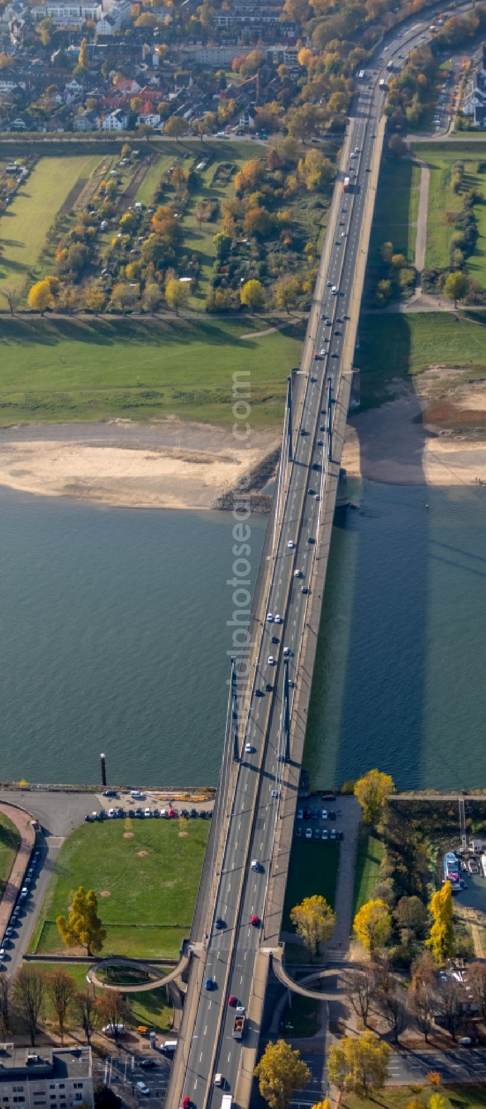 Aerial photograph Düsseldorf - River - bridge construction Theodor-Heuss-Bruecke over the rhine river in the district Golzheim in Duesseldorf in the state North Rhine-Westphalia, Germany