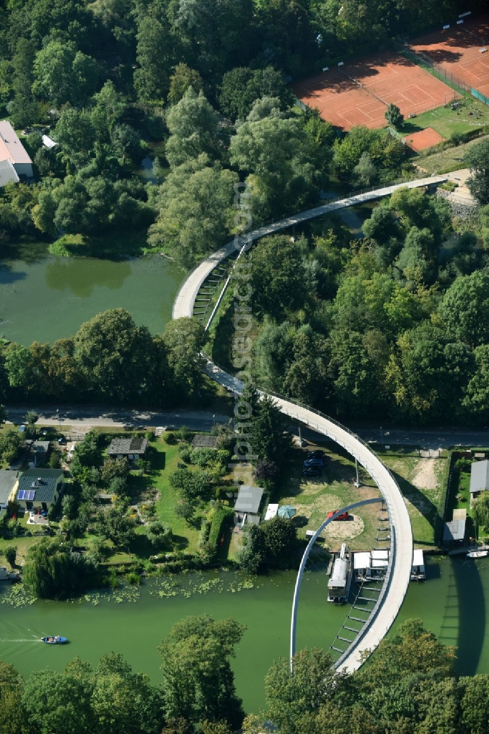 Aerial image Rathenow - River - bridge construction Weinberg-Bruecke for pedestrians and cyclists over the Rathenower Havel in Rathenow in the state Brandenburg