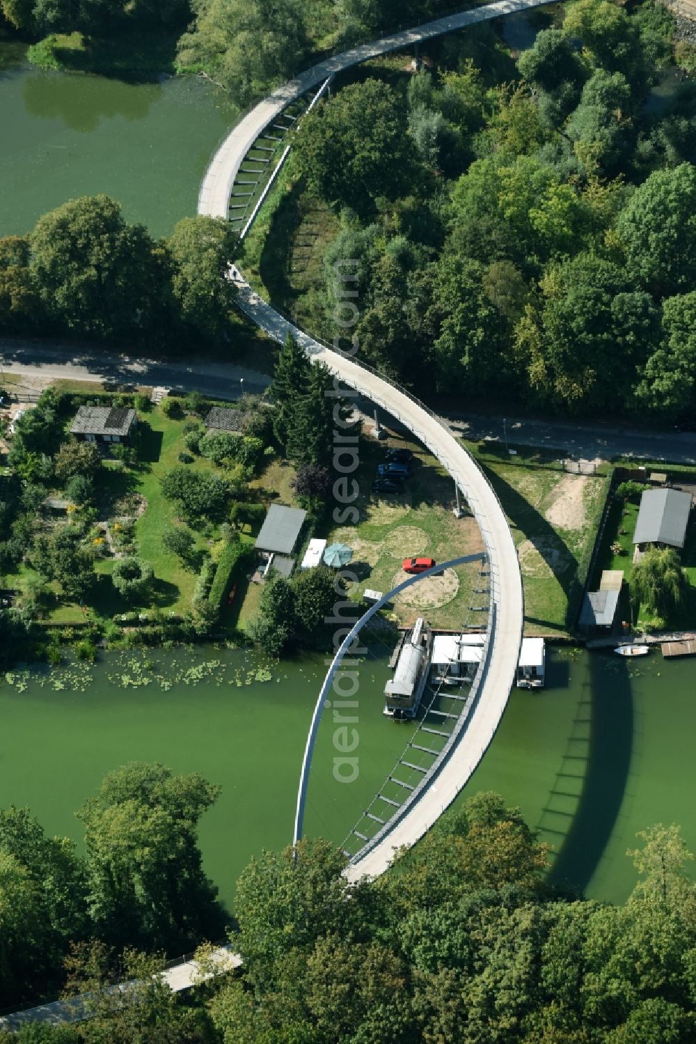 Aerial photograph Rathenow - River - bridge construction Weinberg-Bruecke for pedestrians and cyclists over the Rathenower Havel in Rathenow in the state Brandenburg