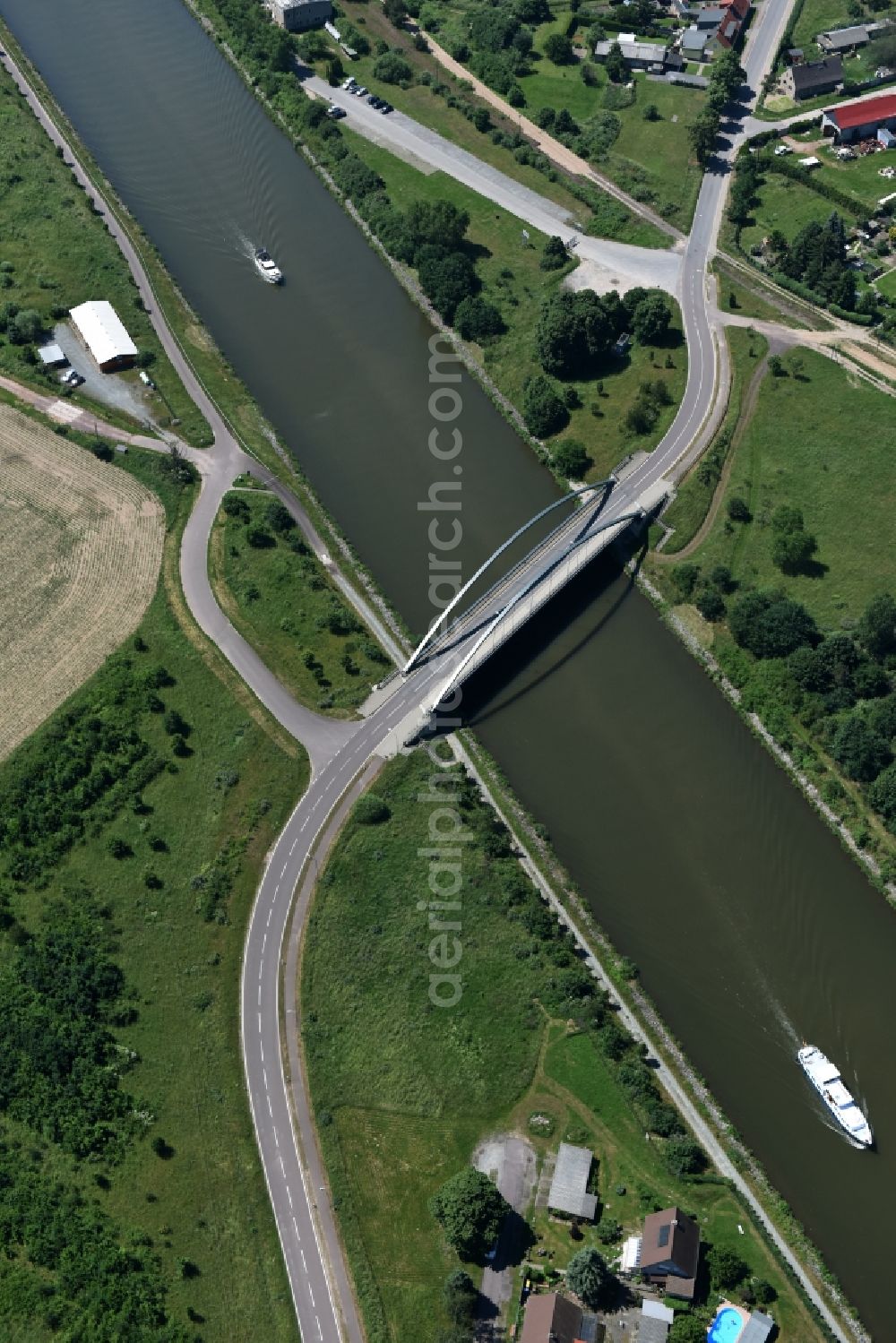 Elbe-Parey from the bird's eye view: River - bridge construction Werder Strassenbruecke in Elbe-Parey in the state Saxony-Anhalt