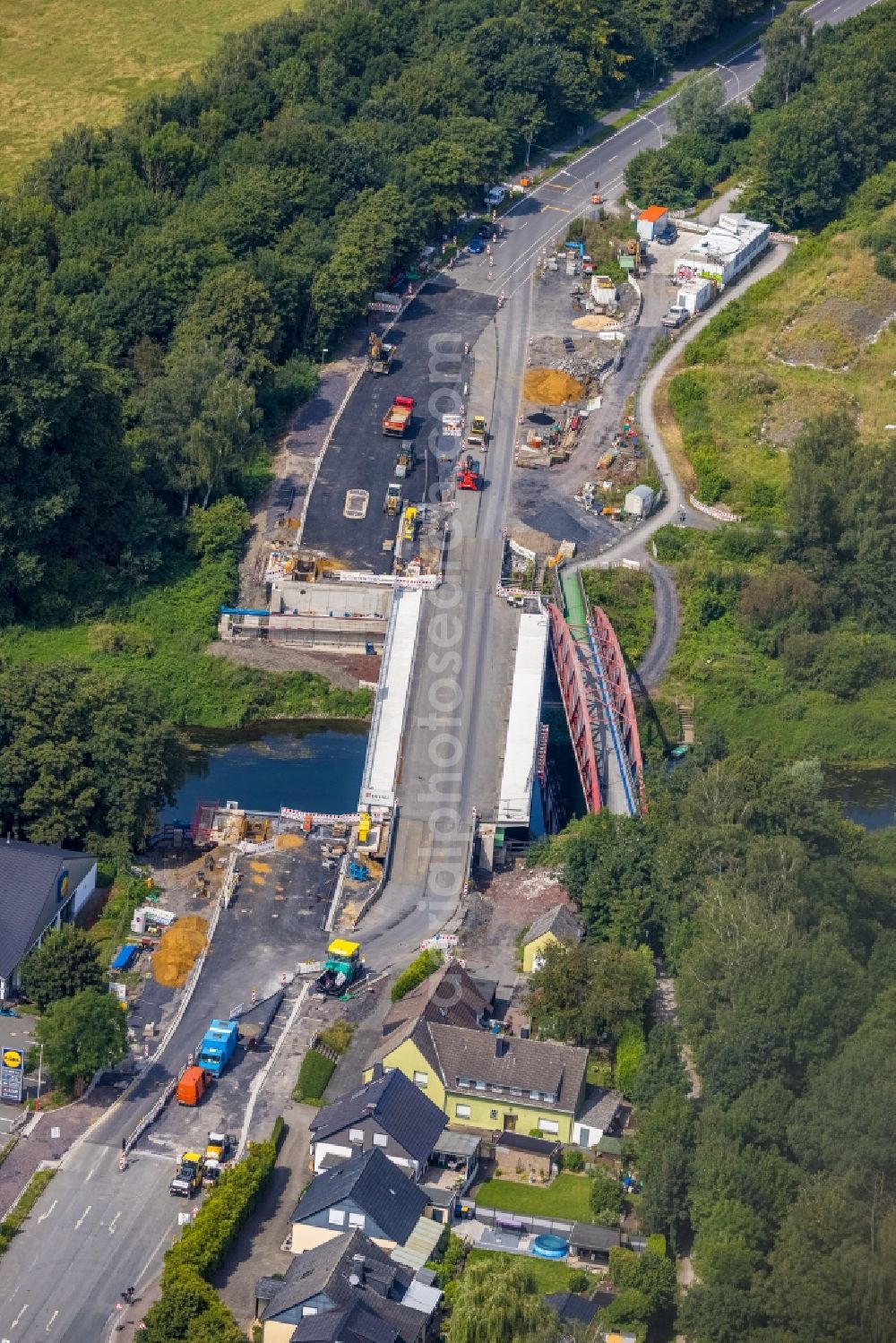 Bergkamen from the bird's eye view: River - bridge construction on Werner Strasse about the Lippe in Bergkamen in the state North Rhine-Westphalia, Germany