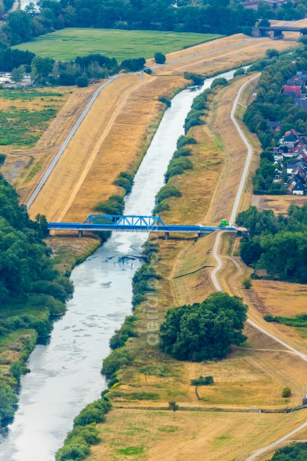 Marl from the bird's eye view: River - bridge construction Weser-Datteln-Kanal aloung the Hervester Strasse in Marl in the state North Rhine-Westphalia