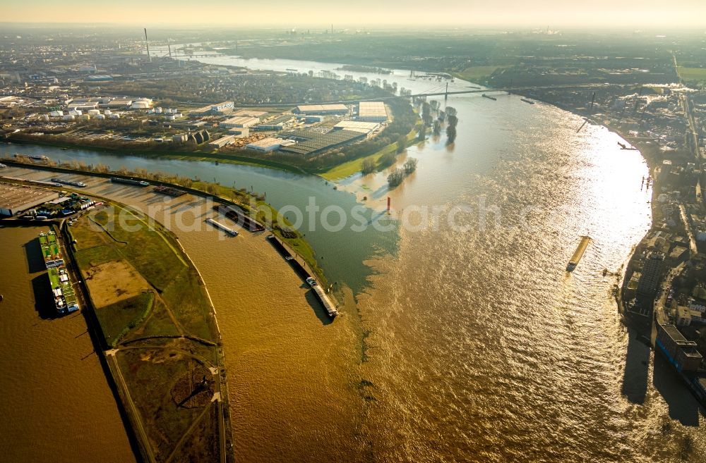 Duisburg from the bird's eye view: River Delta and estuary Rhine - Ruhr in the district Ruhrort in Duisburg in the state North Rhine-Westphalia, Germany