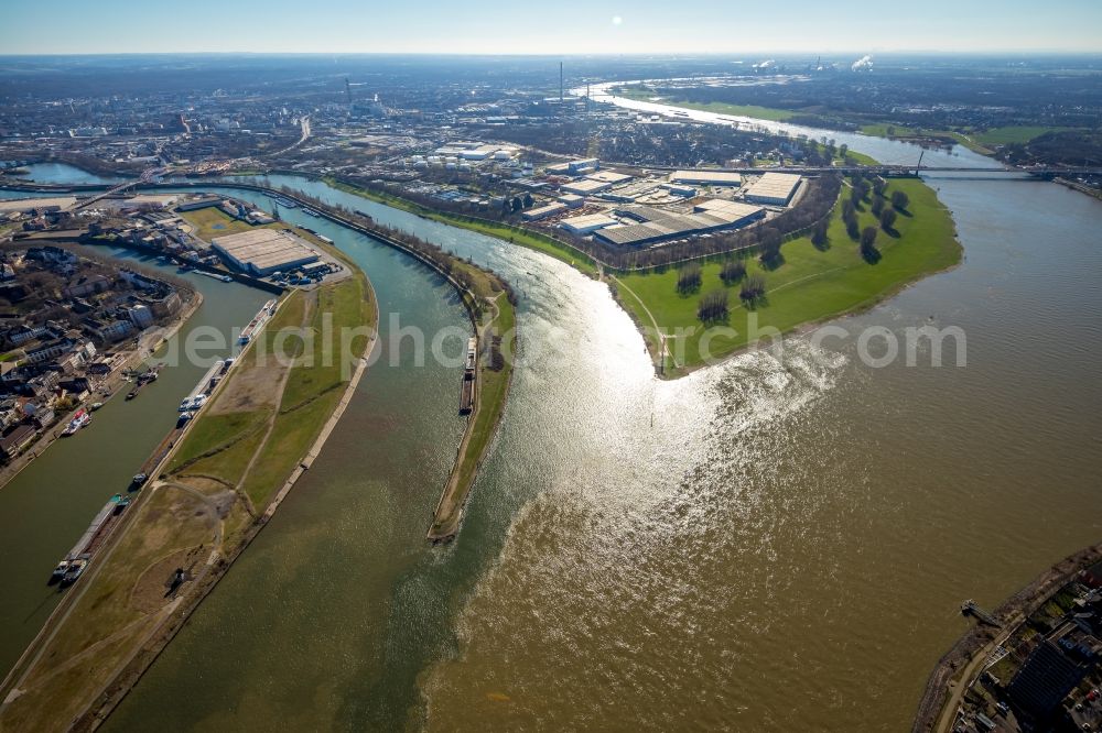 Duisburg from the bird's eye view: river Delta and estuary der Ruhr in the Rhein in Duisburg at Ruhrgebiet in the state North Rhine-Westphalia