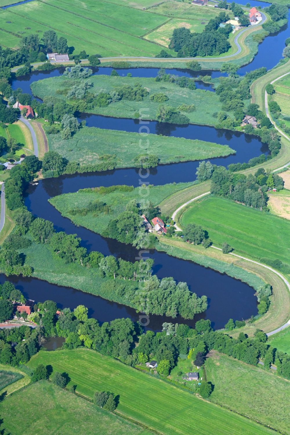 Aerial photograph Lilienthal - Meandering, serpentine curve of river of Wuemme on street Hoeftdeich in Lilienthal in the state Lower Saxony, Germany