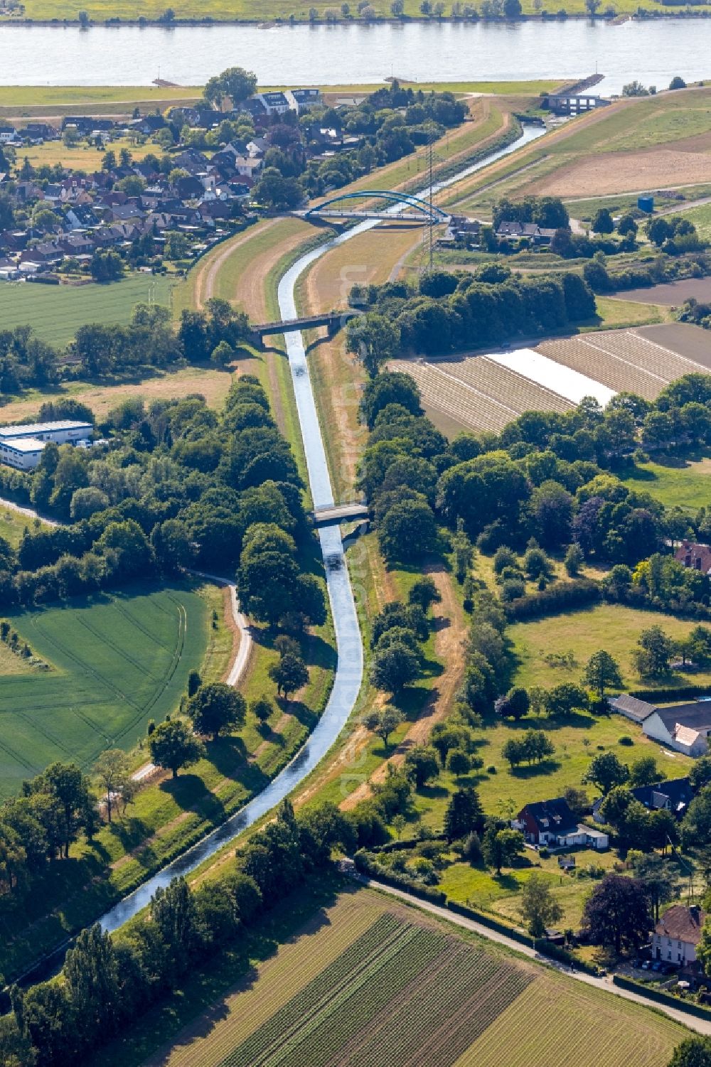 Aerial image Am Stapp - Riparian areas along the river mouth of the Rhine - Emscher river Am Stapp in the state North Rhine-Westphalia, Germany