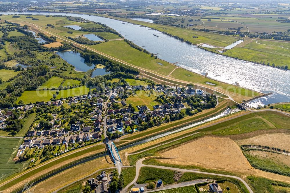 Aerial photograph Stapp - Riparian areas along the river mouth of the Rhine - Emscher river Am Stapp in the state North Rhine-Westphalia, Germany