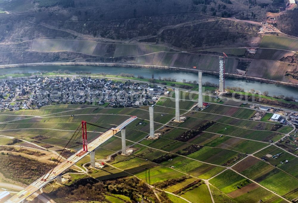 Aerial image Zeltingen-Rachtig - River mosel - bridge construction B50 Hochmoseluebergang in Zeltingen-Rachtig im Bundesland Rheinland-Pfalz in Zeltingen-Rachtig in the state Rhineland-Palatinate