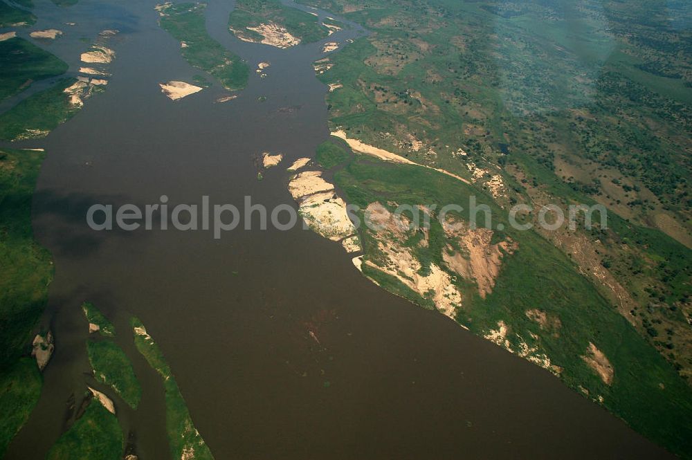 Chali from above - Blick auf den Sambesi in Mosambik. Der Sambesi ist der viertlängste Fluss in Afrika. Er entspringt in Sambia und mündet in den Indischen Ozean. View of the Zambezi River in Mozambique. The Zambezi is the fourth longest river in Africa. It rises in Zambia and flows into the Indian Ocean.