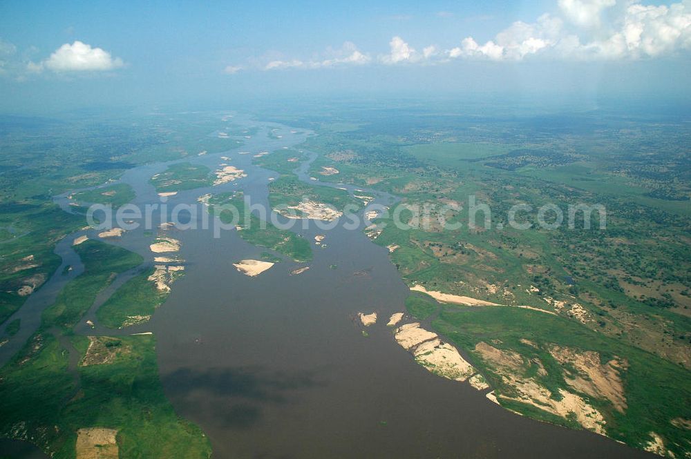 Chali from the bird's eye view: Blick auf den Sambesi in Mosambik. Der Sambesi ist der viertlängste Fluss in Afrika. Er entspringt in Sambia und mündet in den Indischen Ozean. View of the Zambezi River in Mozambique. The Zambezi is the fourth longest river in Africa. It rises in Zambia and flows into the Indian Ocean.