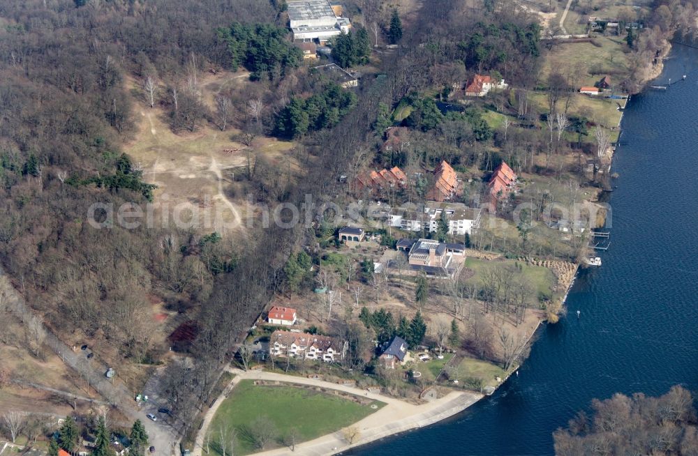 Berlin from the bird's eye view: River bank areas at Havel river in the district Kladow in Berlin