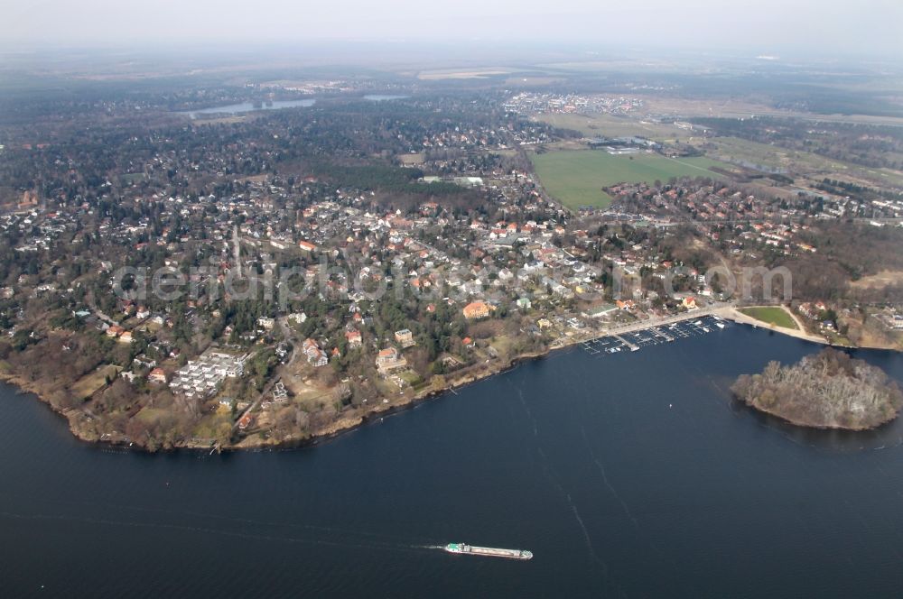 Aerial image Berlin - River bank areas at Havel river in the district Kladow in Berlin