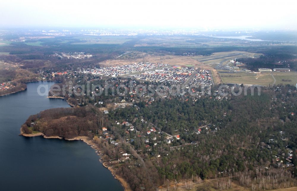 Aerial photograph Berlin - River bank areas at Havel river in the district Kladow in Berlin