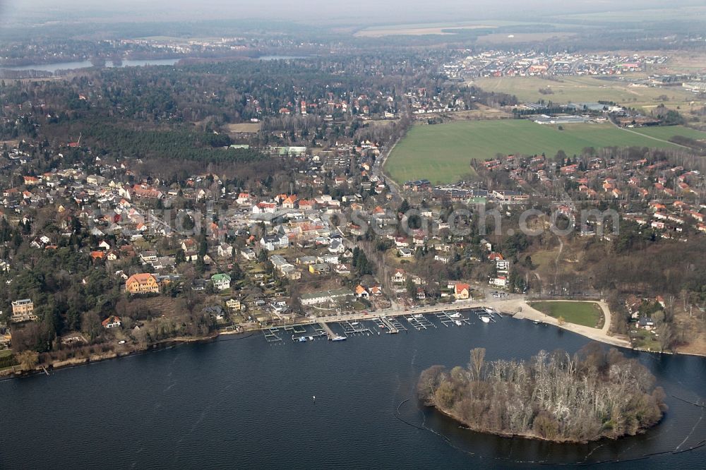 Berlin from the bird's eye view: River bank areas at Havel river in the district Kladow in Berlin