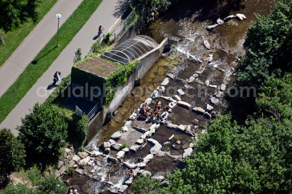 Aerial photograph Freiburg im Breisgau - Town on the banks of the river of Dreisam bei Niedrigwasser on street Fritz-Horch-Weg in the district Waldsee in Freiburg im Breisgau in the state Baden-Wuerttemberg, Germany