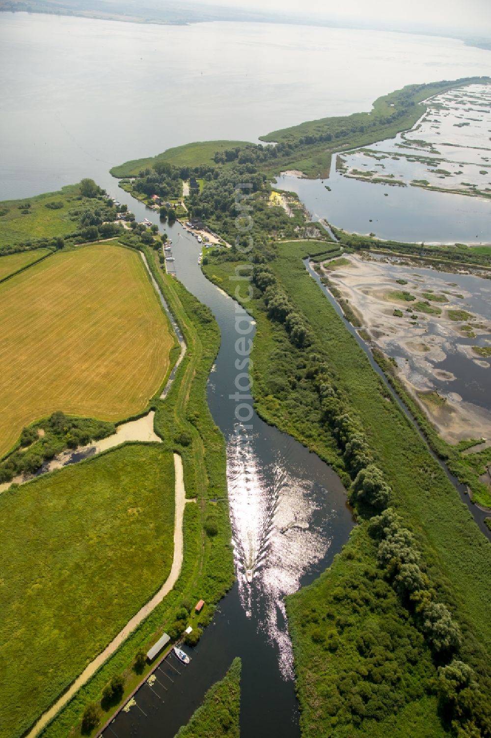 Aerial photograph Dargun - River origin of the river Peene at the lake Kummerower See with water wan der rest area Aalbude in Dargun in the state Mecklenburg - Western Pomerania