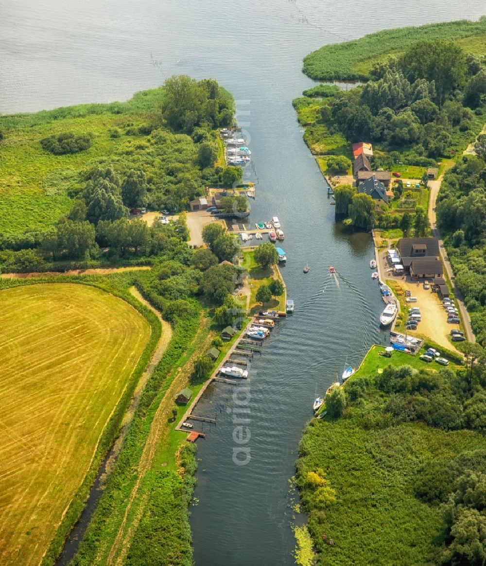 Dargun from the bird's eye view: River origin of the river Peene at the lake Kummerower See with water wan der rest area Aalbude in Dargun in the state Mecklenburg - Western Pomerania