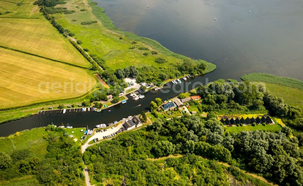 Aerial photograph Dargun - River origin of the river Peene at the lake Kummerower See with water wan der rest area Aalbude in Dargun in the state Mecklenburg - Western Pomerania