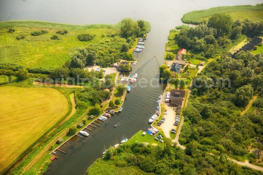 Aerial photograph Dargun - River origin of the river Peene at the lake Kummerower See with water wan der rest area Aalbude in Dargun in the state Mecklenburg - Western Pomerania