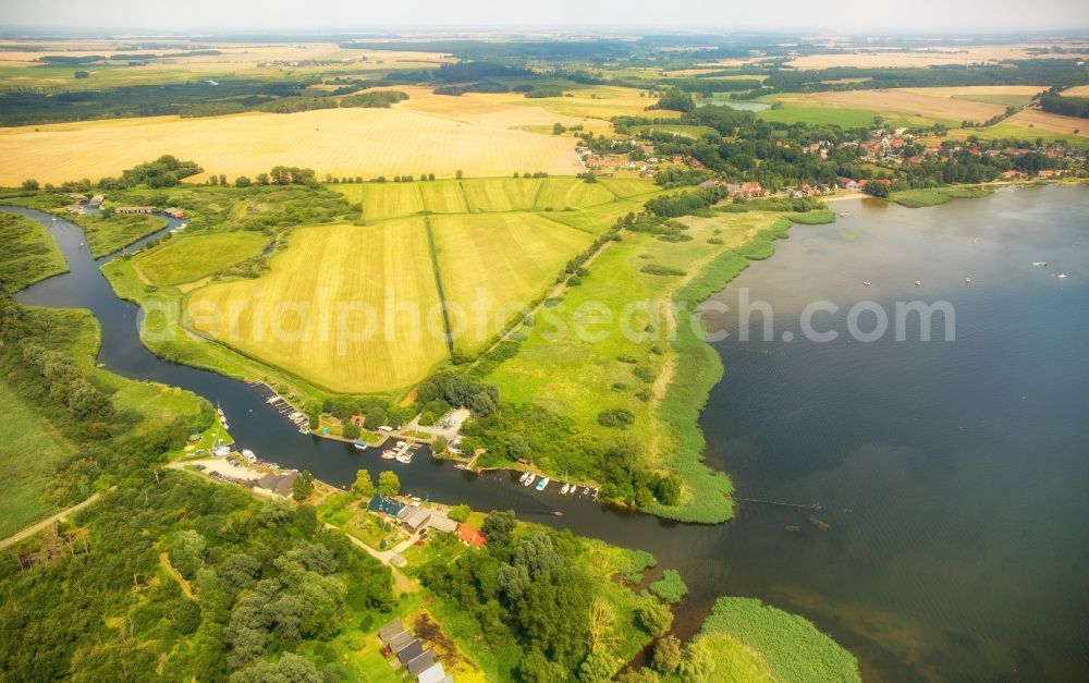 Dargun from the bird's eye view: River origin of the river Peene at the lake Kummerower See with water wan der rest area Aalbude in Dargun in the state Mecklenburg - Western Pomerania