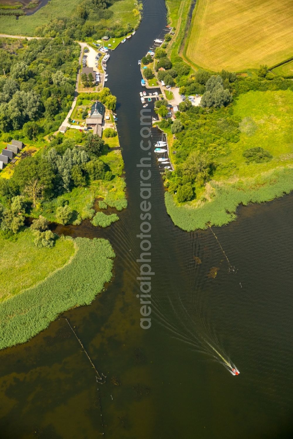 Dargun from the bird's eye view: River origin of the river Peene at the lake Kummerower See with water wan der rest area Aalbude in Dargun in the state Mecklenburg - Western Pomerania