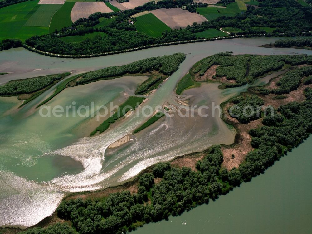 Stubenberg from the bird's eye view: River bed and landscape of the river Inn in Stubenberg in the state of Bavaria. The river forms the border between Germany and Austria. It runs naturally with some branches, sand banks and islands in the river bed