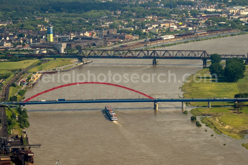 Aerial image Duisburg - River - bridge construction ueber den Rhein Bruecke of Solidaritaet on street Moerser Strasse in the district Hochfeld in Duisburg at Ruhrgebiet in the state North Rhine-Westphalia, Germany