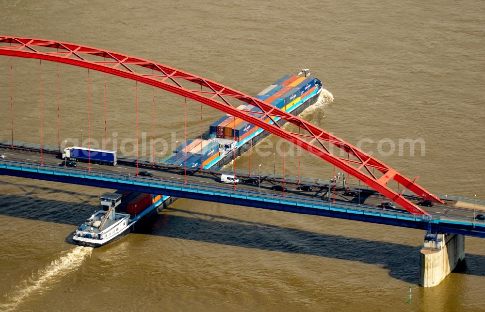 Aerial photograph Duisburg - River - bridge construction ueber den Rhein Bruecke of Solidaritaet on street Moerser Strasse in the district Hochfeld in Duisburg at Ruhrgebiet in the state North Rhine-Westphalia, Germany