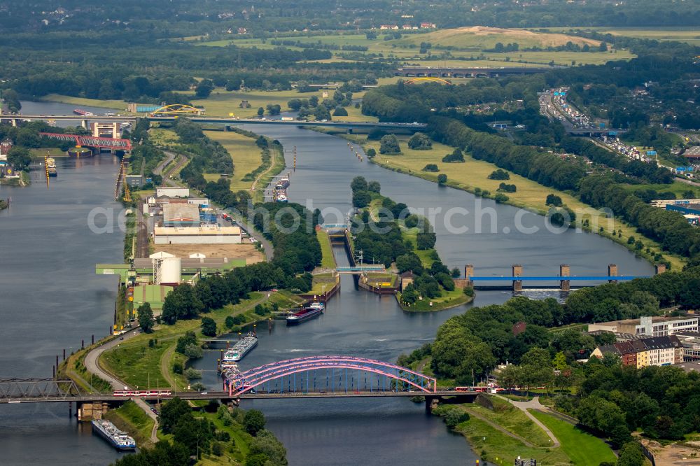 Duisburg from the bird's eye view: River - bridge construction ueber den Rhein Bruecke of Solidaritaet on street Moerser Strasse in the district Hochfeld in Duisburg at Ruhrgebiet in the state North Rhine-Westphalia, Germany