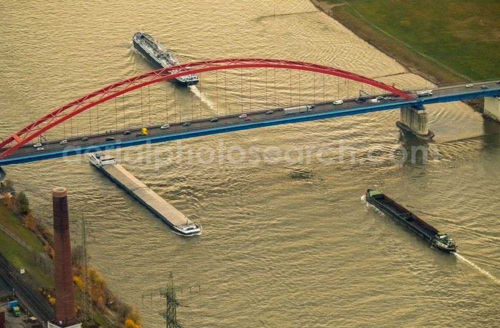 Duisburg from the bird's eye view: River - bridge construction ueber den Rhein Bruecke of Solidaritaet on street Moerser Strasse in the district Hochfeld in Duisburg at Ruhrgebiet in the state North Rhine-Westphalia, Germany